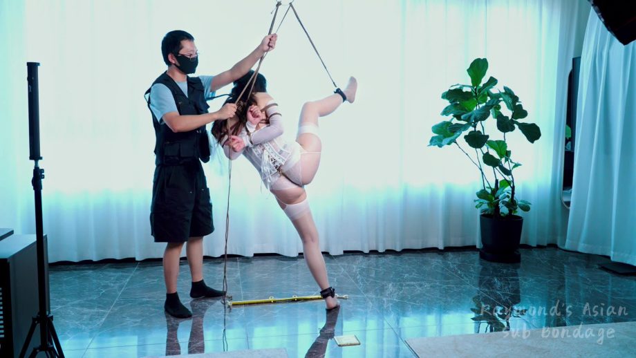 被胁迫的准新娘（第一集）：独自来拍婚纱照的准新娘被摄影师迷晕捆绑，逃跑被发现再次被迷晕并进行放置和强G进行惩罚