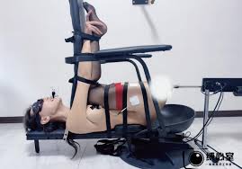 House of gord复刻，将175黑丝女神制作成人体家具椅，扭着屁股哀求，郊狼+炮机+AV棒刺激，被玩到失禁，全程对话交流