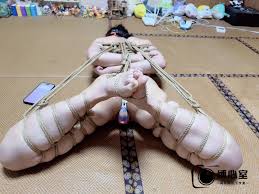 可爱女学生体验啵啵贝，秒C神器，超长时长失控模式。驷马紧缚，完全无力挣扎，只能不停地哀嚎求饶，爽到脱力（含采访