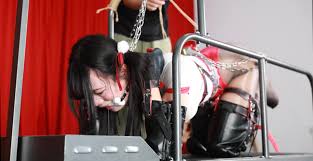 花舞学生装巨油黑丝带锁瘙狗乸玩木头人遛狗游戏