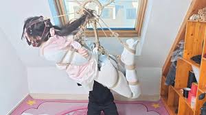 【一颗露露子】白丝双马尾驷马吊，郊狼肆虐粉色心情震D，强制抬头固定感官封闭折磨，飞J杯榨汁驷马放置