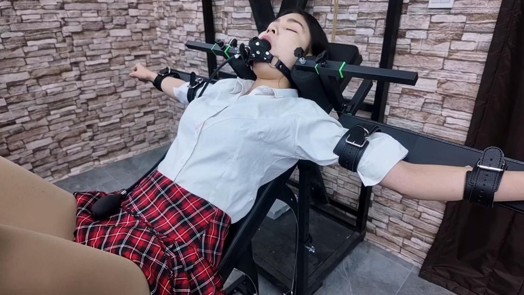 把jk少女语涵禁锢在产架上,强制TK,强制电击,电钻p机叉入,啵啵贝,快乐棒强制喷射……