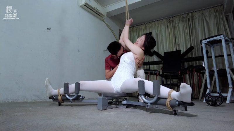 《舞蹈生的加训》舞蹈生苏颖一字马基本功不过关被老师单独留下来捆绑在一字开腿器上练习！并对她基本功不过关进行全身挠痒电击惩罚！并乘机对她各种抚摸占便宜用棒棒强震刺激强G.