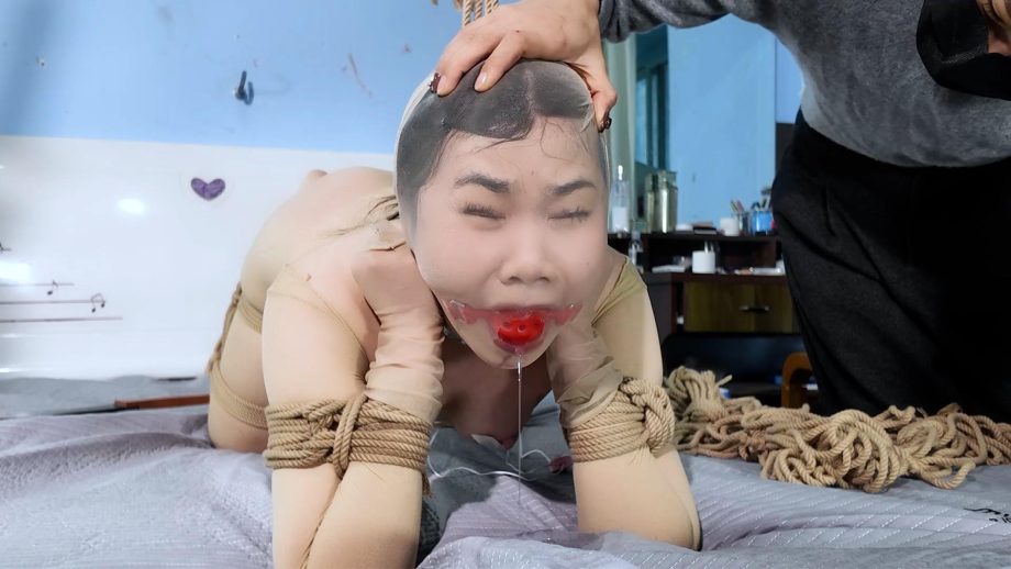 《恶毒后妈》恶毒后妈不满意继女总是趁她爸不在家时虐待羞辱她！把她捆起当狗来训鞭子鞭打让她爬行挠痒折磨！戴口球丝袜套头棒棒刺激强G羞辱折磨发泄…