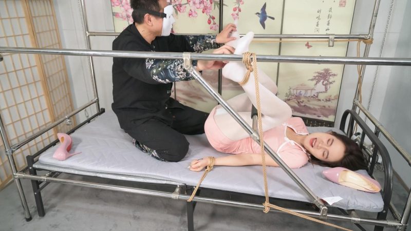 言妍刑床分腿固定–白丝、高跟、TK、电击、放置