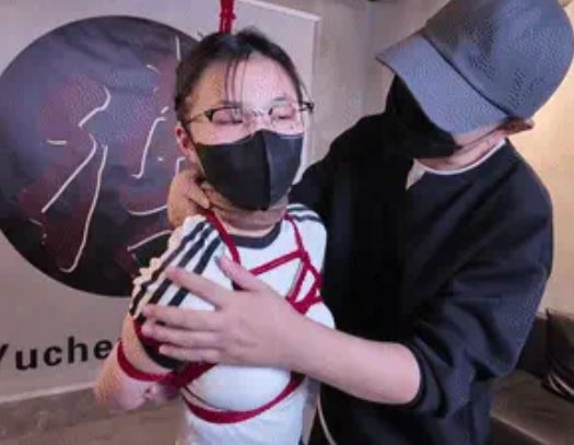 凌辱公司女会计 反差婊 失禁受辱 楼梯紫薇 吊绑玩弄 饮水憋尿 押解羞辱 玩胸虐阴 娇喘连连