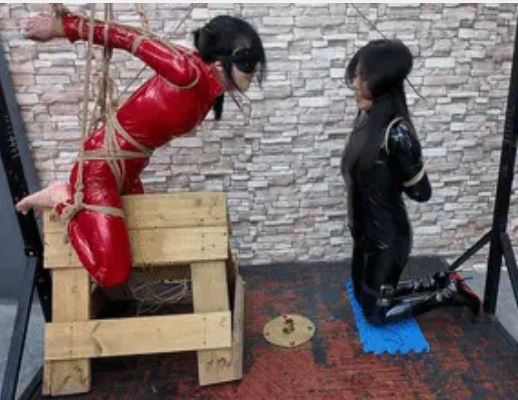 把女儿柔仙儿用木马直臂禁锢起来,后面在挂一个G勾通过头上滑轮让母亲李然把绳子缠到嘴上,让李然低头用劲拉,柔仙儿顿时疼的斯心裂肺,只有这样玩才能爽……