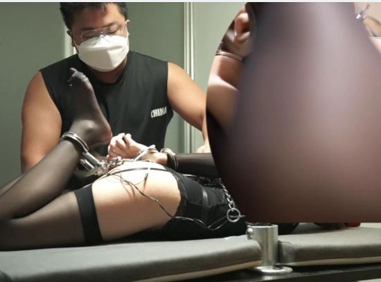 青柠头戴狗狗面具，这次可就真的是一只小狗狗了。全身被镣铐驷马