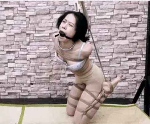 员工艺仙儿为了满足老板的爱好,甘愿陪老板玩捆绑游戏…..