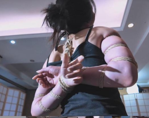 洛洛黑丝吊脖子