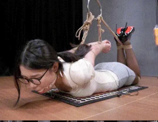 眼镜妹体验超级难受直臂驷马放置+郊狼电击口水直流