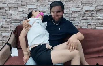 女保安雅思下班回家里被尾随的小偷,用迷魂药毛巾捂晕,用丝袜绑起来玩弄糟蹋