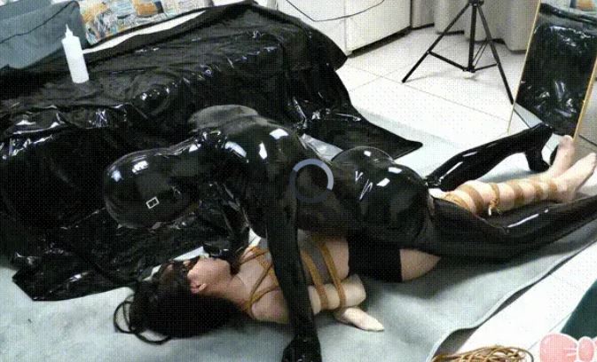乳胶狂魔超严厉制裁连身肉丝萌妹。全身紧缚捆绑起来多种堵嘴方式切换，筋膜枪+呼控强制，怎样反抗都逃脱不了乳胶狂魔的手段之下，小姐姐痛苦呼喊挣扎扭动，又痛又NUE的一次完美体验。