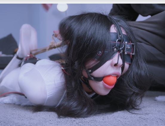 《女神收集图鉴3》去参加cos的小姐姐楼梯间被人尾随晕了过去，醒来已经被吊起来了…全程单手套紧缚+鼻钩+马具口球强制抬头驷马+强制G