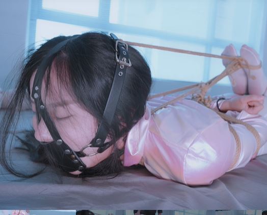 《女神收集图鉴4》粉色连体1小时13分钟放置，马具封嘴款口球强制抬头，模特后面实在受不了都快哭了……