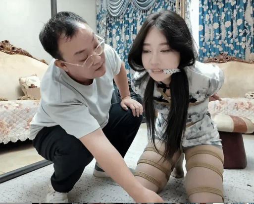 《她们的故事·沐颜·劫难之后留心伤》【风韵旗袍】【TK闻鞋】【捂嘴控制】【M腿放置】