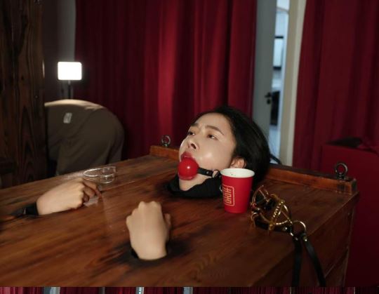 捕获一美女，关进木箱枷住脖子，露出头部