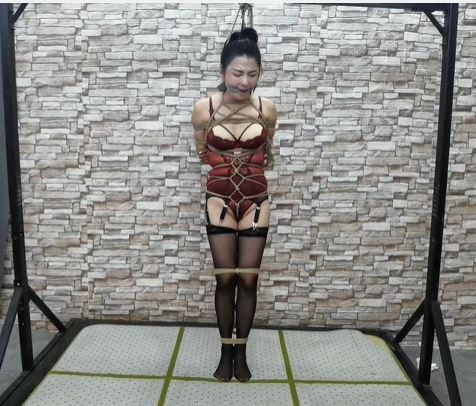 COS碧蓝航线里性感的尼古拉斯！吊篮里开腿挠脚心！戴吸Y器棒棒刺激强G调J！戴上波波呗远程控制不听话就加大档位刺激她强G电击难受呻吟……