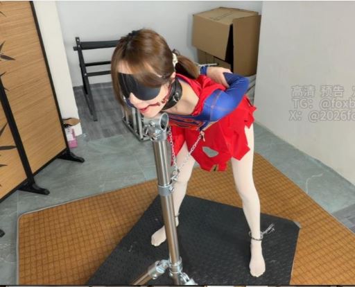 《女超人劫难（二）电击肛塞 乳夹牵引 勒颈放置》